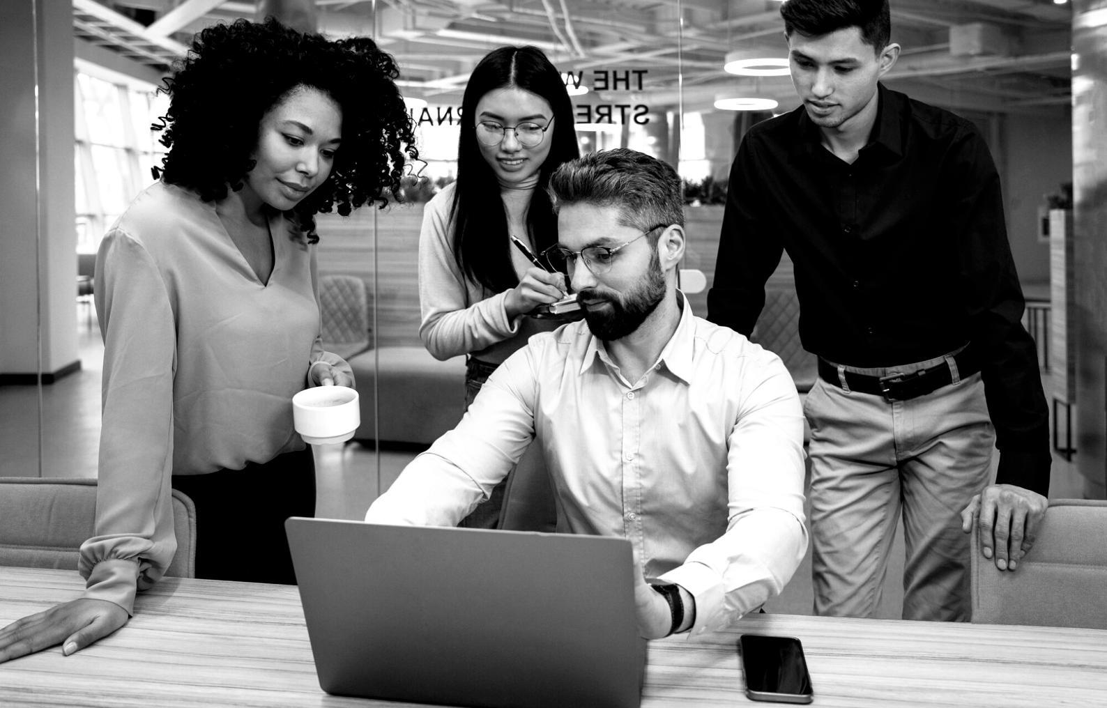 Séance de travail collaboratif sur études de cas financiers