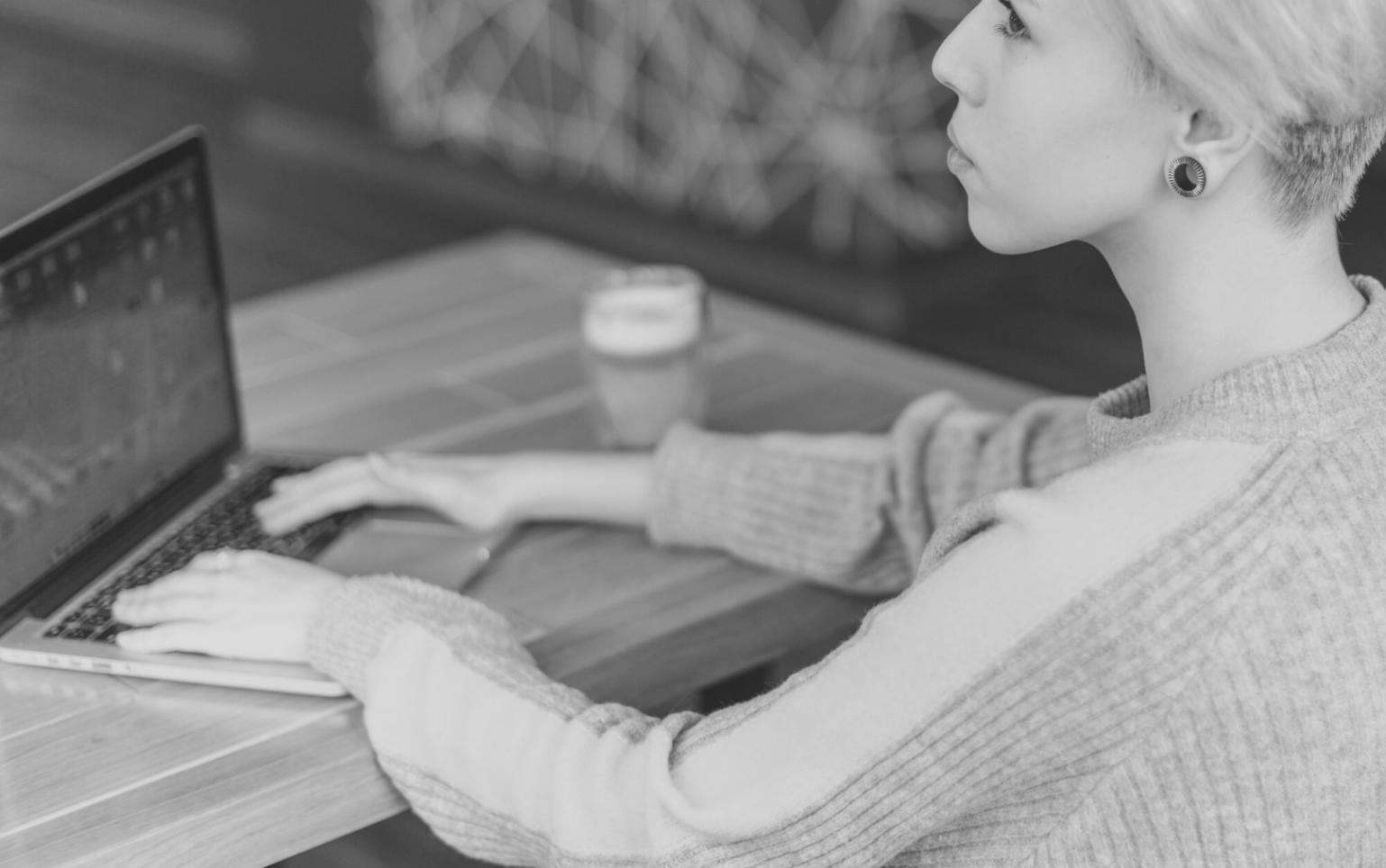 Bureau d'analyse financière avec vue sur les marchés